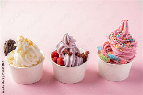 Diseño de presentación profesional de helado soft en vaso personalizado con toppings y decoraciones
