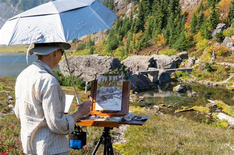 Pintura al aire libre con caballete, representando a un artista capturando un paisaje con pinceladas visibles.