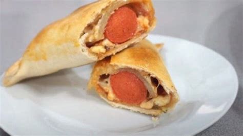 Ilustración del proceso de relleno de una chaparrita con salchicha y queso