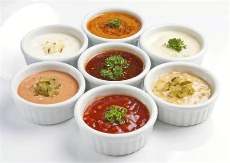 Variedad de salsas para mojar palitos de pizza
