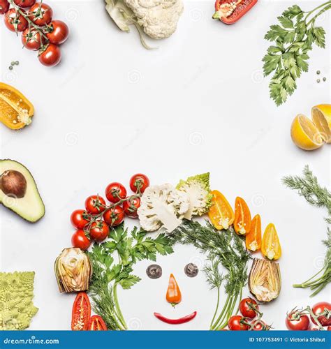 Pizza decorada con una cara divertida hecha de verduras
