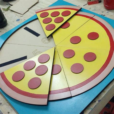 Pizza de cartón decorada con ingredientes numerados para contar