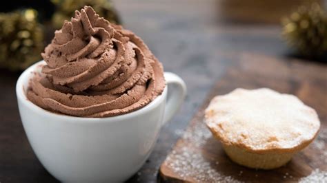 Ilustración mostrando diferentes aplicaciones de mousse como relleno en pastelería: bizcochos, tartas y éclairs.