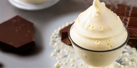 Collage de diferentes variaciones de mousse de chocolate: blanco, con naranja, con café.