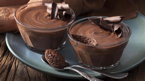 Fotografía de una degustación de postres variados, destacando una copa de mousse de chocolate.