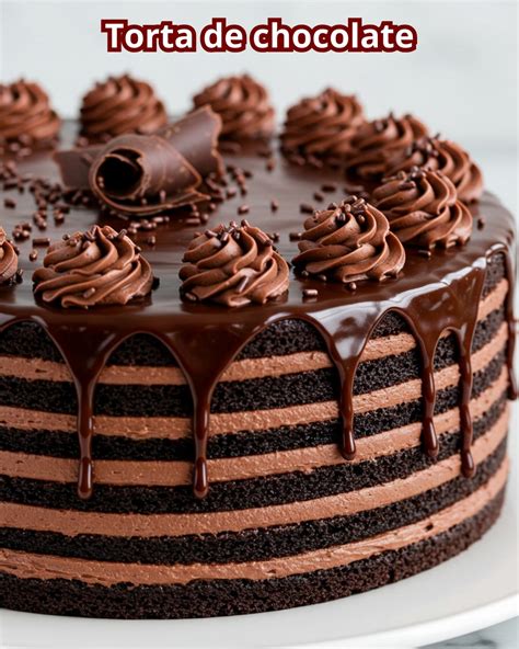 Torta esponjosa recién hecha en olla arrocera, con rebanadas mostrando su textura suave