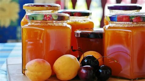 Mermelada de damasco recién hecha en frascos