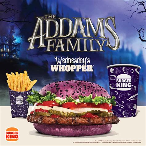 Imagen de la Halloween Whopper de Burger King con su pan oscuro y temática de Halloween.