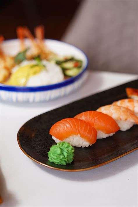 Variedad de platos de sushi y rolls presentados artísticamente