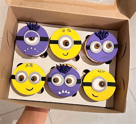 Esquema de decoración de cupcakes y cake pops con temática Minion utilizando glaseado amarillo y detalles en fondant