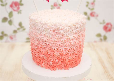 Fotografía comparativa de una tarta decorada con fondant frente a una versión con crema de nata