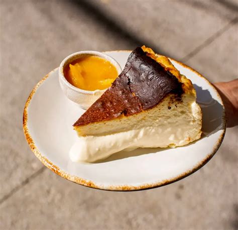 Comparativa visual entre el cheesecake vasco y el New York Cheesecake.