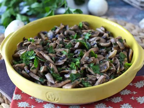 Sartén con el salteado de bacon, ajos y champiñones listo para integrar en la receta
