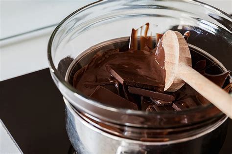 Ilustración detallada del proceso de fundir chocolate al baño maría