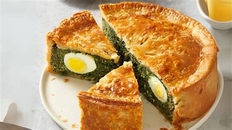 Esquema de los ingredientes principales de la torta pascualina: verduras, huevos y masa filo.