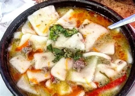 Plato de pantrucas humeantes servido en un tazón de greda tradicional