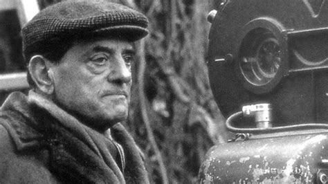 Fotografía de Luis Buñuel dirigiendo en el set de 