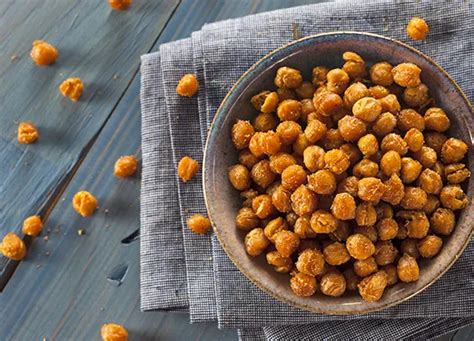Foto de garbanzos crocantes sazonados, listos para servir como snack o acompañamiento.