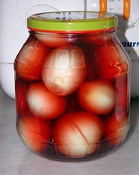 Cebollas pequeñas en un frasco de vidrio para escabeche