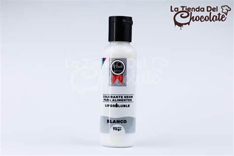 Imagen de una mano añadiendo colorante liposoluble a chocolate blanco fundido y mezclando