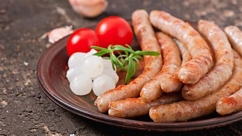 Variedad de salchichas frescas y aperitivos