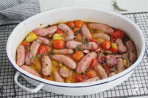 Salchichas al horno con tomates cherry y hierbas aromáticas
