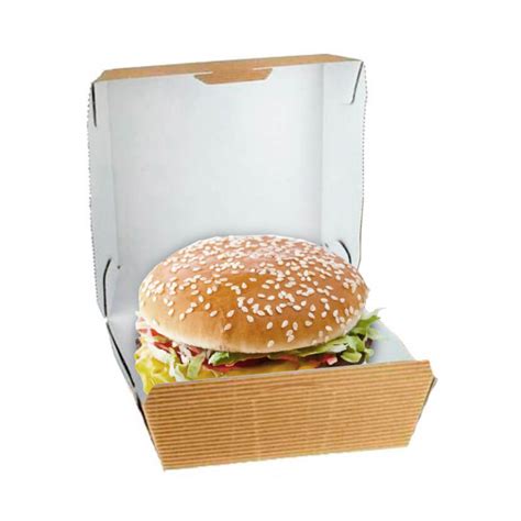 Fotografía profesional de cajas de cartón para hamburguesas y envases de comida rápida apilados, mostrando un diseño limpio y resistente.