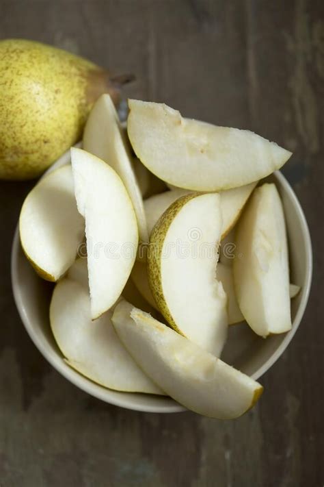 detalle de peras cortadas en cubos listas para cocinar