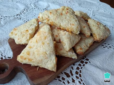 Imagen de scones de queso sin lácteos recién horneados.