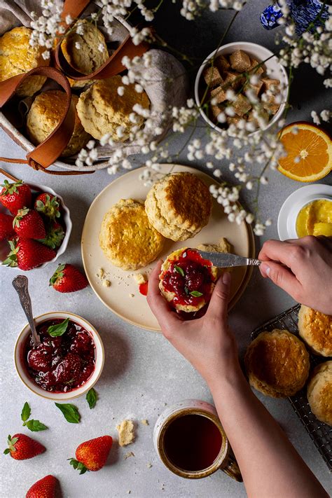 Foto de los tres componentes: scones, mermelada de frutilla y albahaca, y mantequilla de naranja.