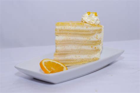 Torta de panqueques con relleno de crema de naranja