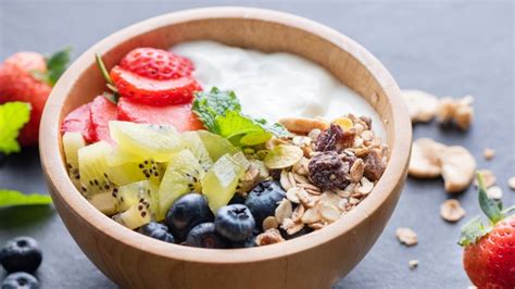 Tazón de avena, yogur y fruta fresca sobre una mesa