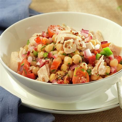 Plato de ensalada fresca de garbanzos con fresas y atún