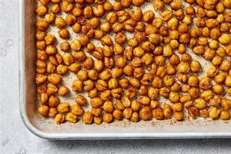 Garbanzos horneándose en una bandeja de horno