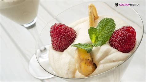 Foto de la mousse de plátano con base de cereales y manjar, decorada con frutos rojos.