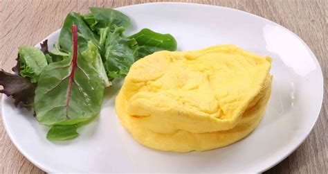Imagen de una tortilla al microondas servida en cazuelita con hierbas frescas