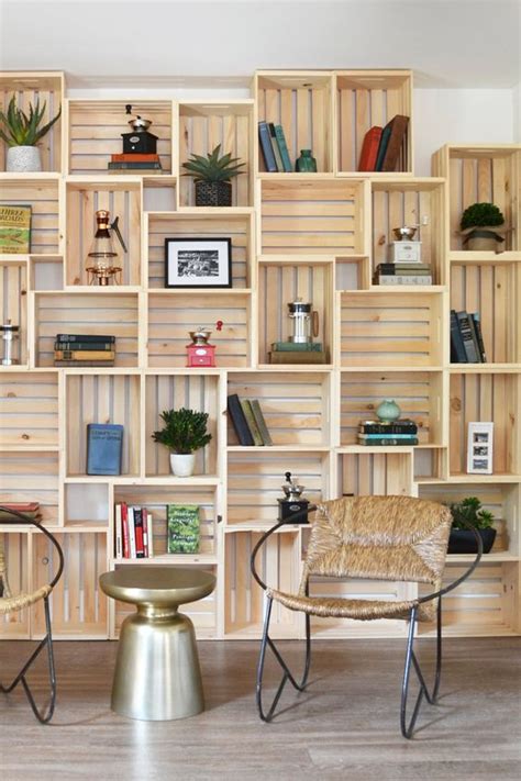 Fotografía de estantes realizados con cajas de madera recicladas y decoradas para el hogar.