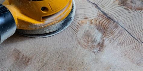 Esquema visual que muestra el proceso de lijado y aplicación de pintura para restaurar madera rústica.