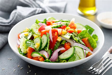 Plato de ensalada fresca con un salero al lado