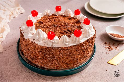 Esquema de capas de bizcocho y relleno para la Torta Selva Negra