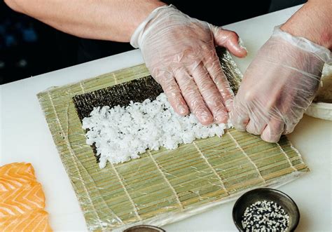 Infografía detallando los pasos para la correcta preparación del arroz de sushi.