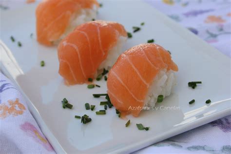 Ilustración mostrando la técnica para formar un nigiri de salmón.