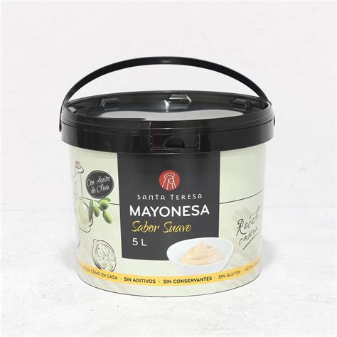 Imagen de un frasco de Mayonesa Santa Teresa junto a ingredientes frescos como aceitunas, huevos y limón