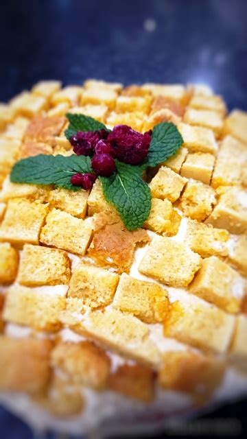 Tarta Mimosa terminada y decorada con bizcochos en forma de flores de mimosa