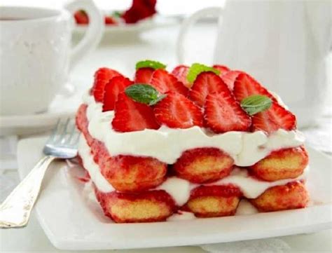 Corte transversal de un tiramisú de fresa decorado con frutos rojos