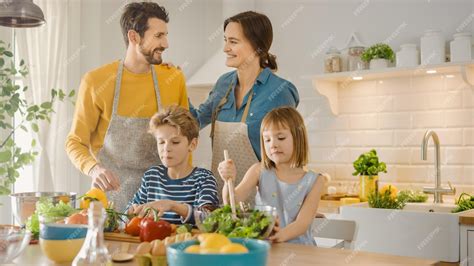 Representación artística de una familia cocinando y compartiendo en la cocina