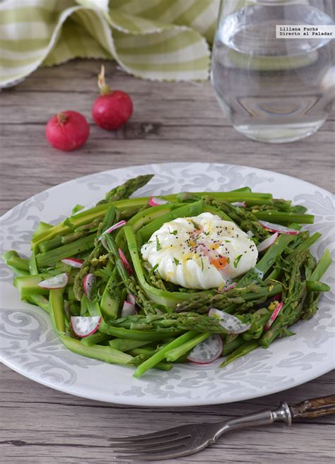 Ensalada templada con espárragos verdes y huevo poché.