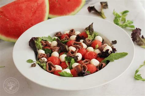 Ensalada veraniega con sandía, mozzarella y anchoas.