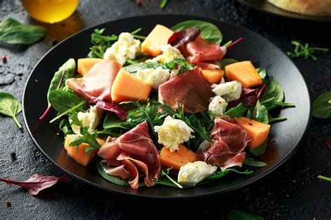Presentación de ensalada de melón con jamón.
