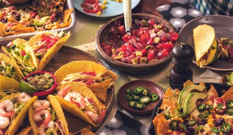 Mesa con diferentes tipos de tortillas y platillos mexicanos, destacando la diversidad culinaria.